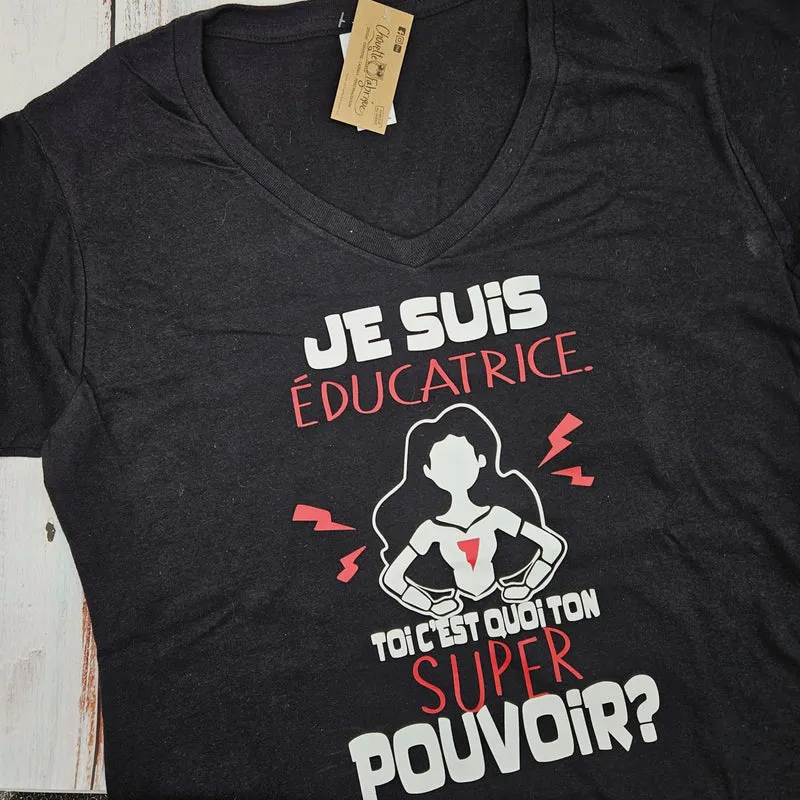 LARGE - "PRÊT-À-PARTIR" T-shirt FEMME Col en V Noir - Imprimé Blanc et rouge - Je suis éducatrice. Quel est ton super pouvoir ?