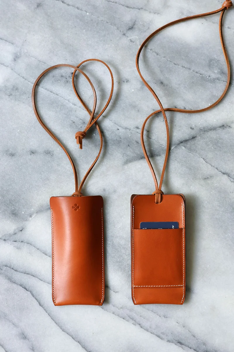 Etui à lunettes en cuir fauve avec porte-cartes