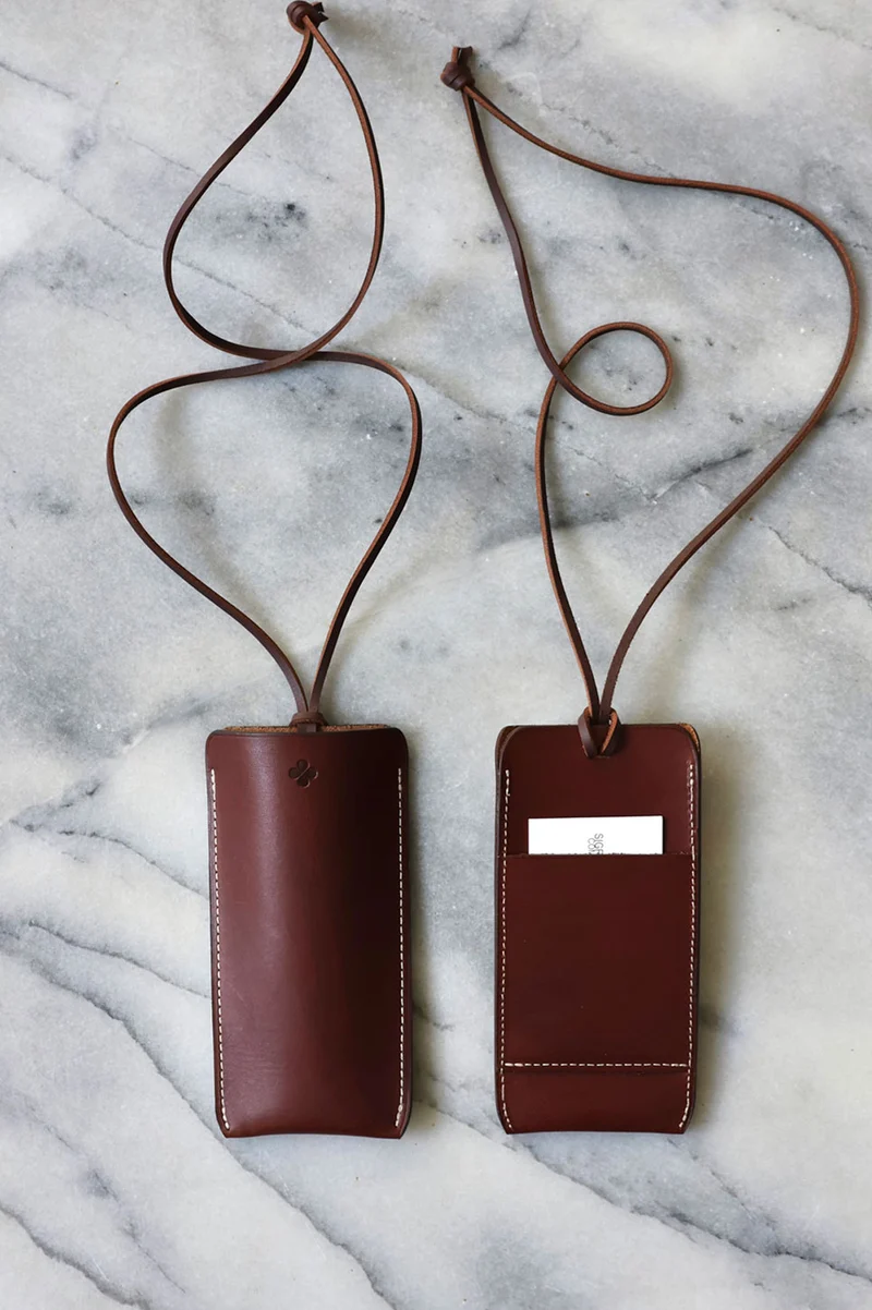 Etui à lunettes en cuir brun avec porte-cartes