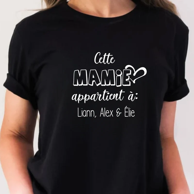 T-shirt unisexe à col rond - MAMIE - Cette mamie appartient à "NOMS" - V8