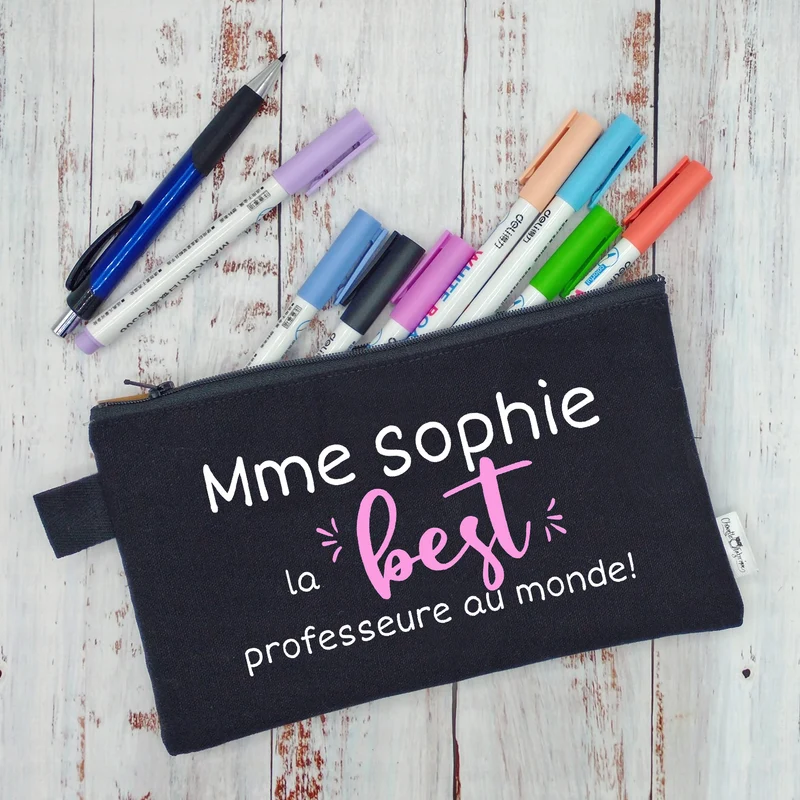 (CHOIX COULEURS) Étui à crayons - "NOM" la best professeure au monde. v2 (Copie)