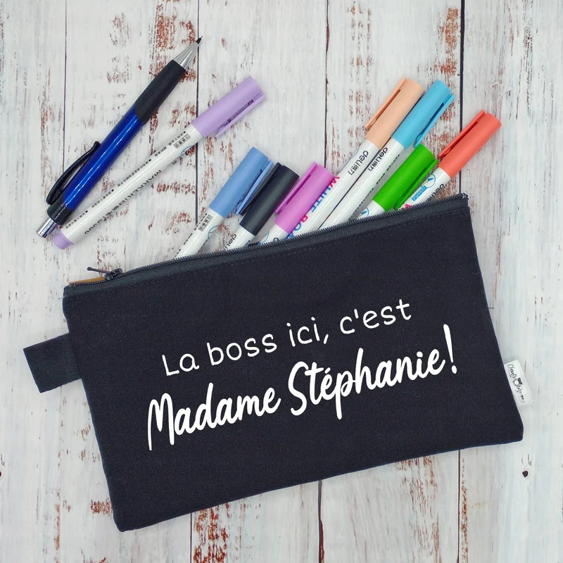 (CHOIX COULEURS) Étui à crayons - La boss ici c'est "NOM". v3