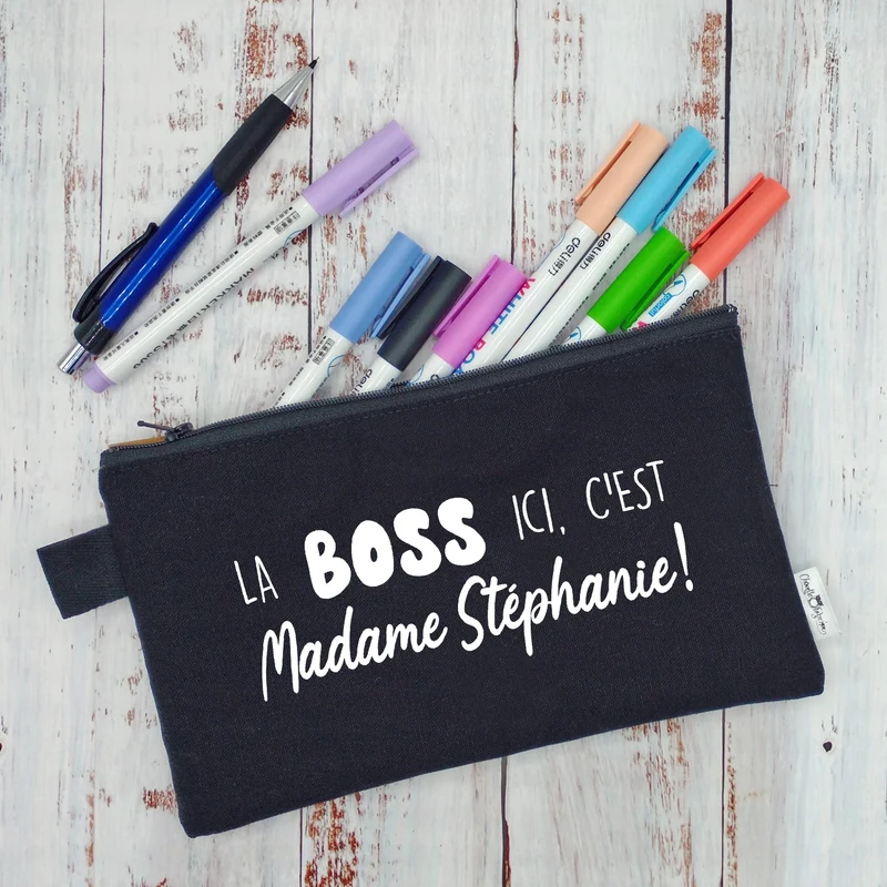 (CHOIX COULEURS) Étui à crayons - La boss ici c'est "NOM". v2