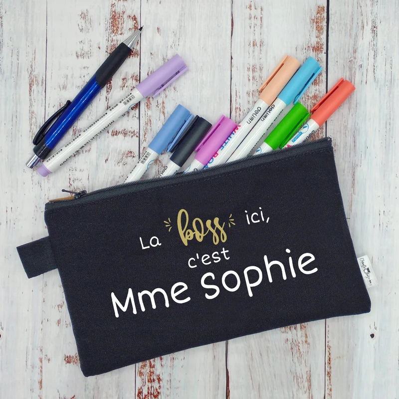 (CHOIX COULEURS) Étui à crayons - La boss ici c'est "NOM". v1