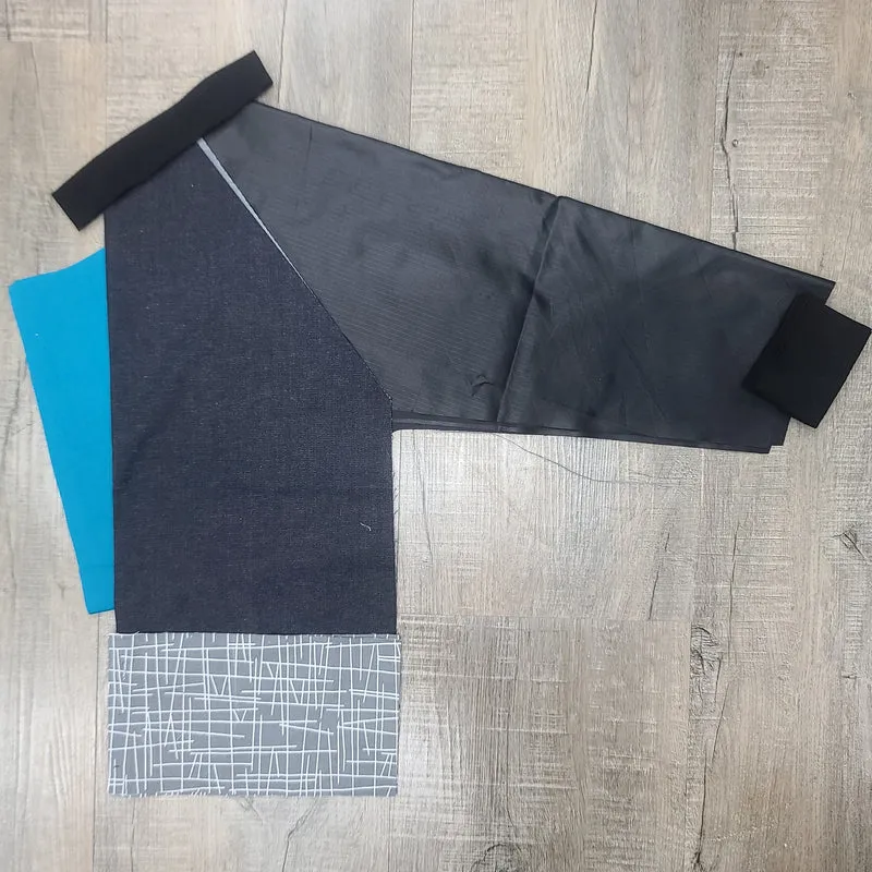 Tablier d'artiste/bricolage pour enfant avec manches et pochettes (Personnalisé avec prénom) - Manches noires - Bâtonnets gris (Sticks)