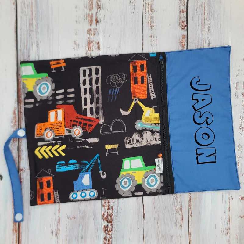 Napperon personnalise (Couleur d'impression au choix) - Véhicules - Camions de chantier (COULEURS) - Pochette bleue