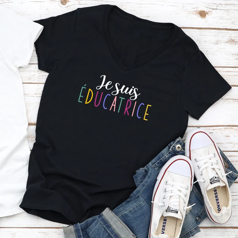 T-shirt pour FEMME à col en V - Je suis ÉDUCATRICE - (Multi couleurs)