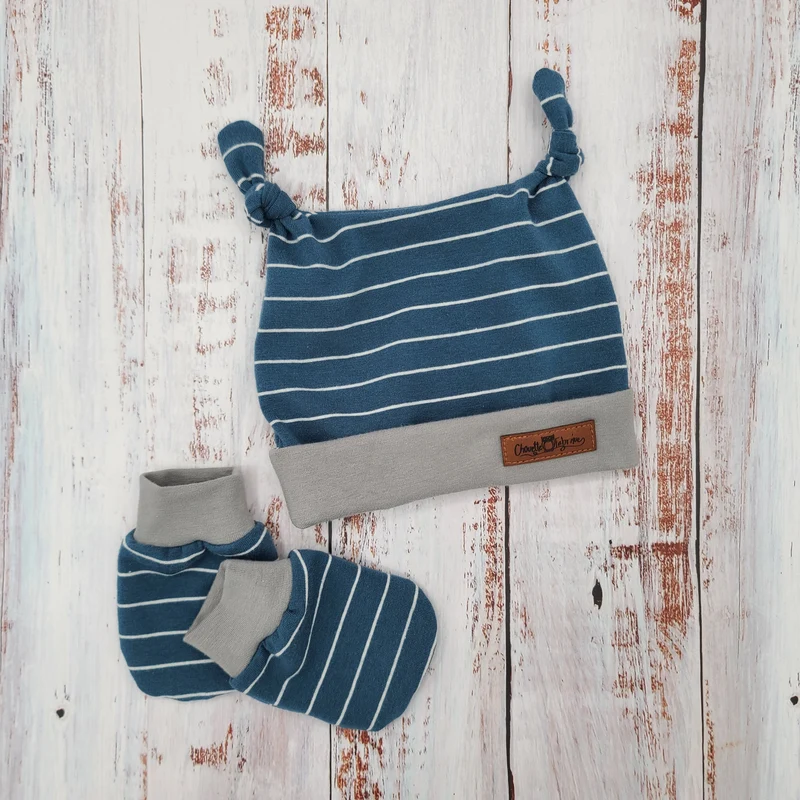 Ensemble de naissance pour bébé - Tuque (2 nœuds) et mitaines pour nouveau-né ou 0-3 mois - Bleue - Ligne blanches - Bordure grise