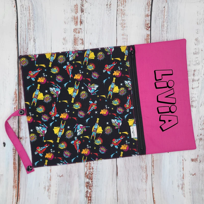 Napperon personnalise (Couleur d'impression au choix) - Superhéros - Pochette fuchsia