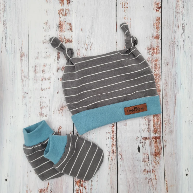Ensemble de naissance pour bébé - Tuque (2 nœuds) et mitaines pour nouveau-né ou 0-3 mois - Grise - Ligne blanches - Bordure bleue