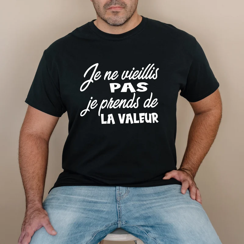 T-shirt UNISEXE/HOMME à col rond - Je ne vieillis pas je prends de la valeur - NOIR