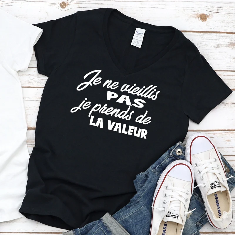 T-shirt pour FEMME à col en V - Je ne vieillis pas je prends de la valeur - NOIR