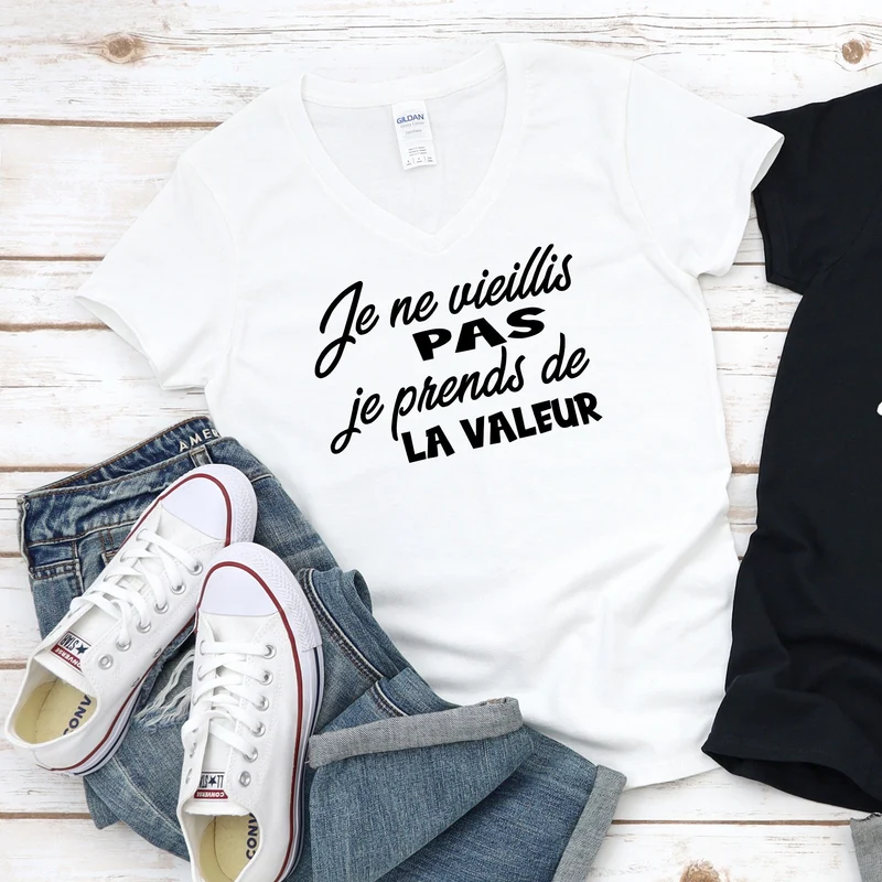 T-shirt pour FEMME à col en V - Je ne vieillis pas je prends de la valeur - BLANC