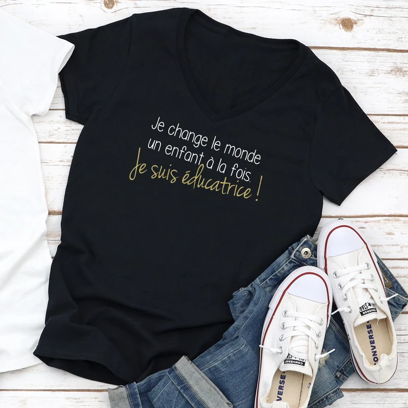 T-shirt pour FEMME à col en V - Je change le monde un enfant à la fois. Je suis ÉDUCATRICE !