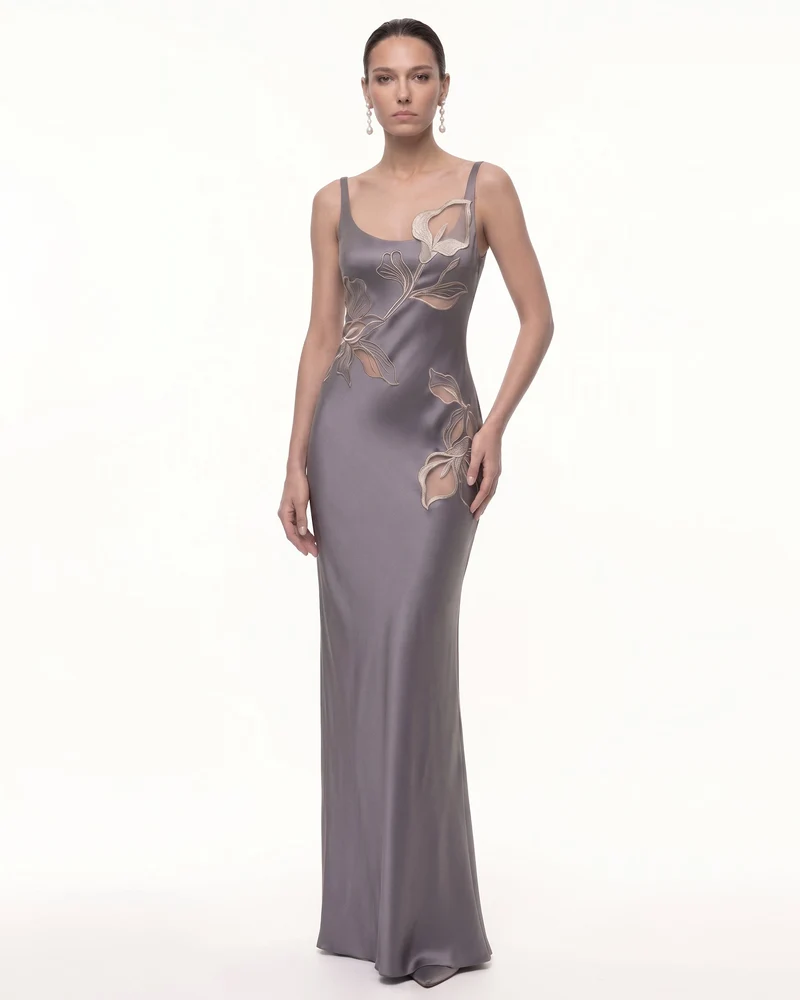 Calla Robe longue en satin à fleurs 3D Lily - Gris violet