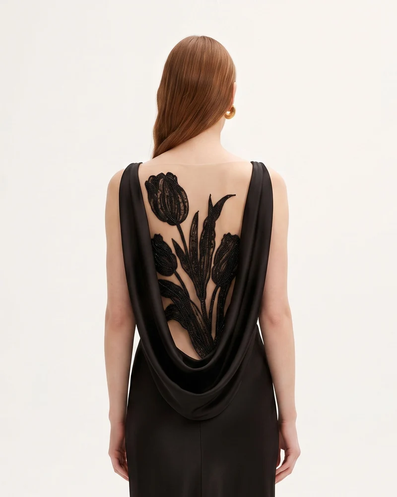 Robe longue fourreau en satin à dos bénitier avec application de tulipes - Noir