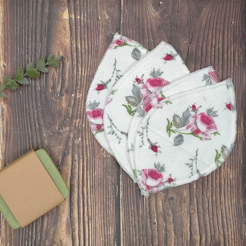 Style "Feuillage" - Lingettes démaquillantes - 4/Paquet - Fleurs roses et rouges sur fond blanc