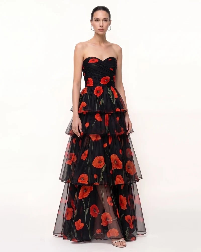Robe longue sans bretelles en tulle à étages et motif coquelicot - Noir