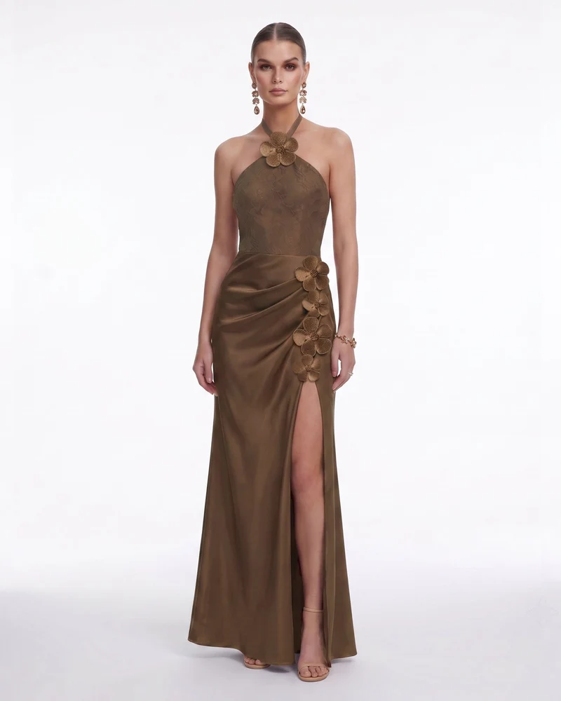 Robe longue fendue en satin à dos nu avec appliqué floral - Marron