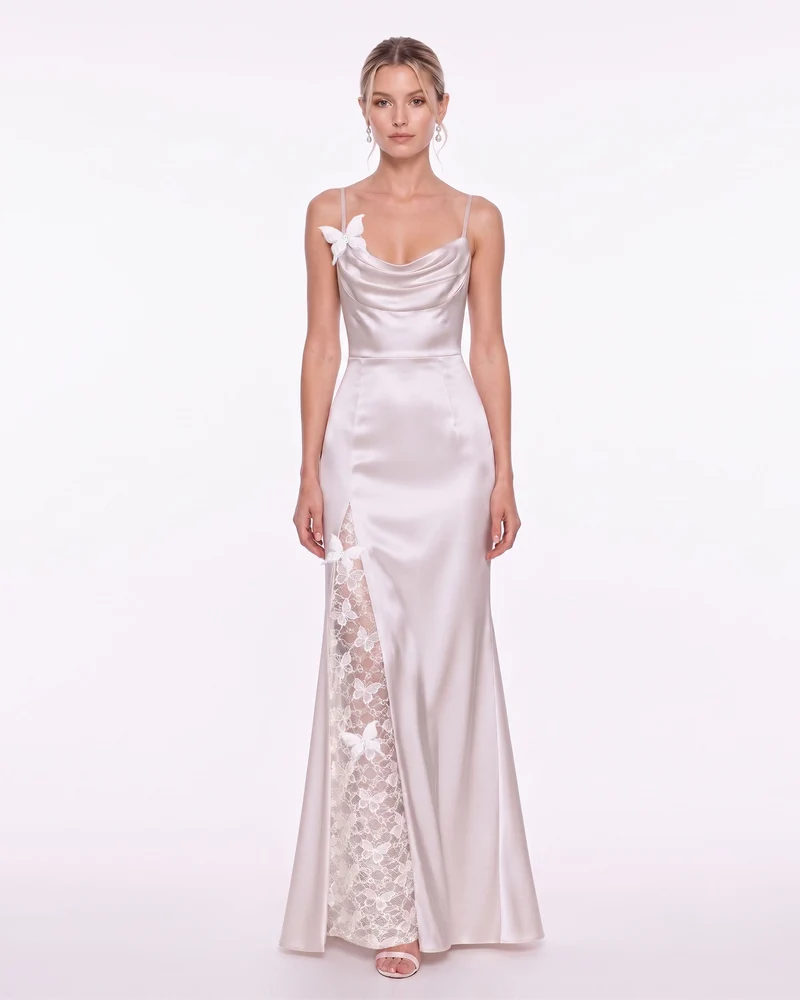 Robe longue en satin à col bénitier et empiècements en dentelle papillon - Ivoire