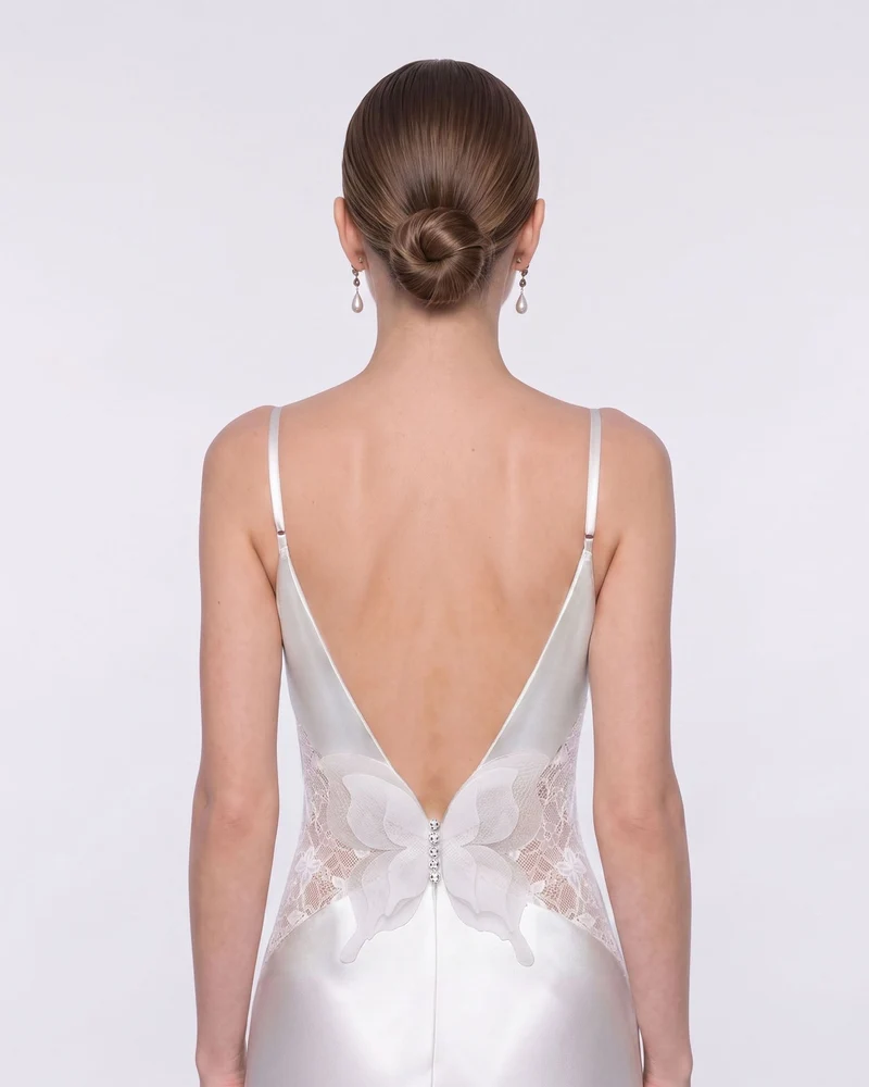 Robe longue en satin à col bénitier et fines bretelles - Blanc