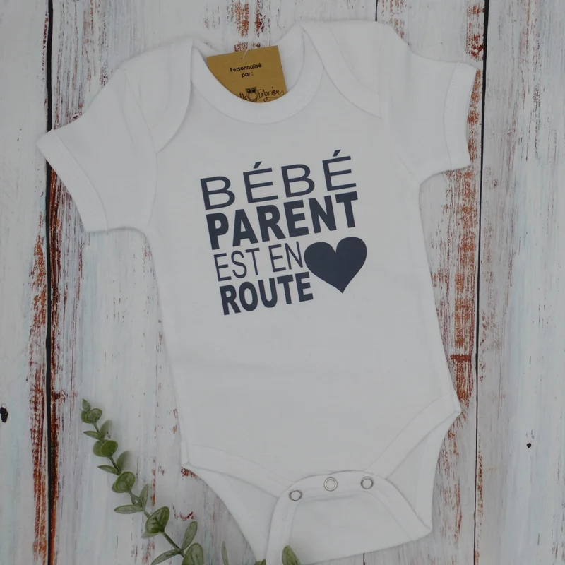 Cache-couche pour bébé - Annonce Grossesse/Naissance - NOM - Lettrage carré et coeur