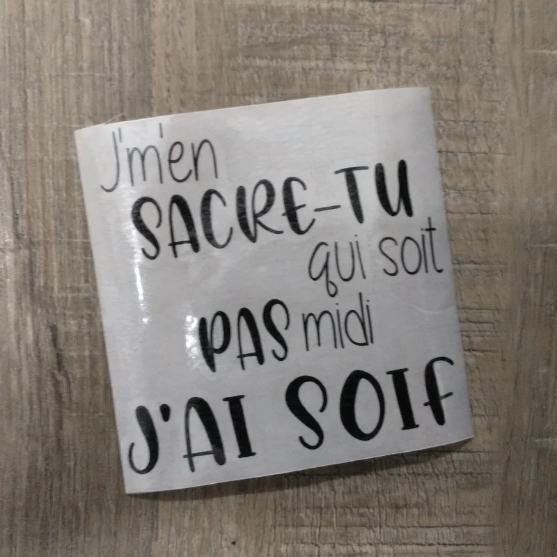 Décalque de vinyle - J'm'en sacre-tu qui soit pas midi, j'ai soif !