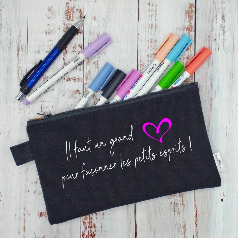 (CHOIX COULEURS) Étui à crayons - Il faut un grand cœur pour façonner les petits esprits !