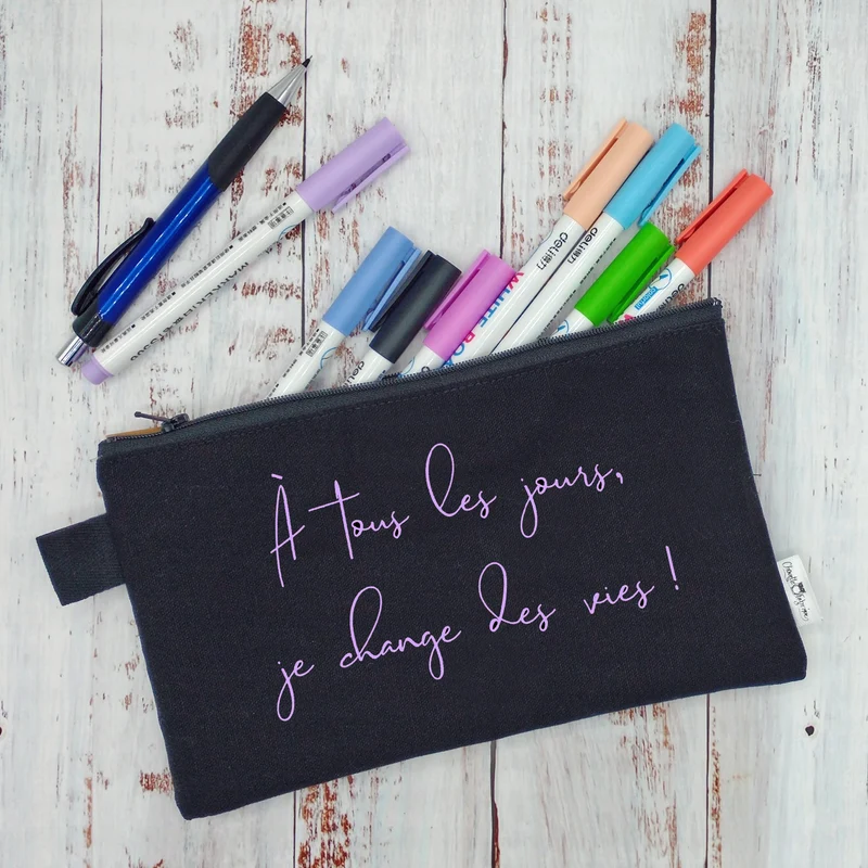 (CHOIX COULEURS) Étui à crayons - À tous les jours, je change des vies !
