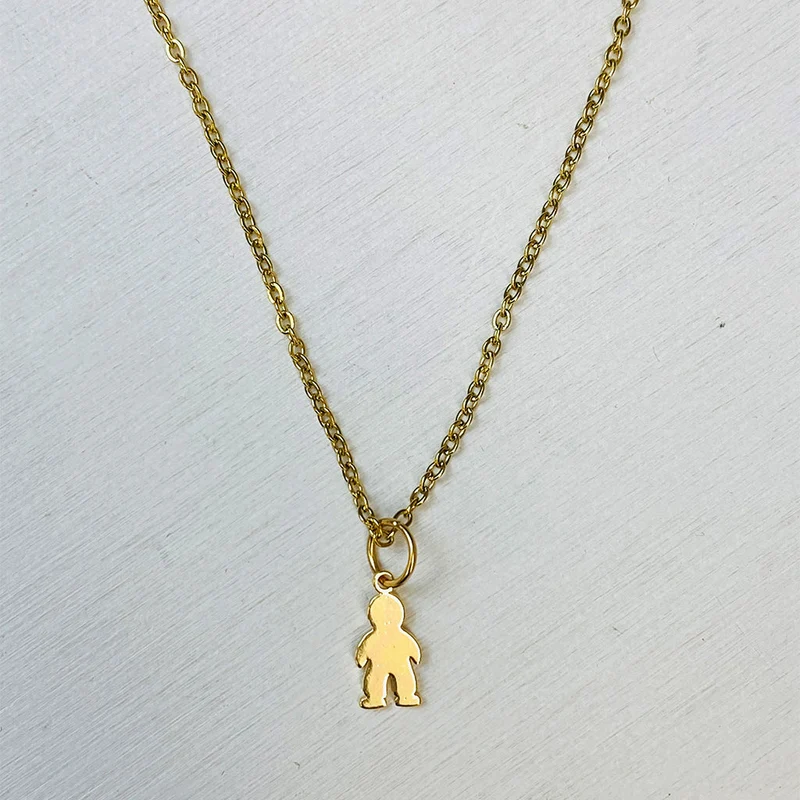 Collier doré + Figurine garçon (18 pouces)