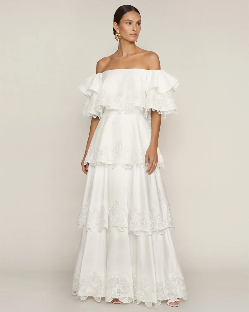 Robe longue à épaules dénudées, étages et broderies orchidées - Blanc