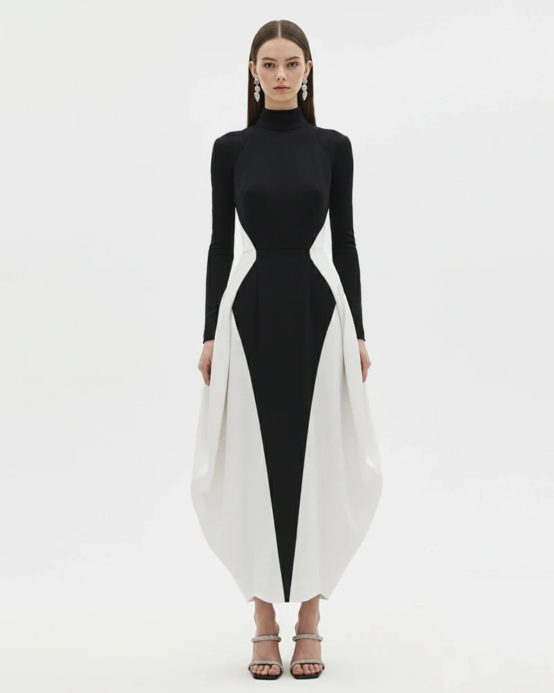 Robe longue monochrome à empiècements et manches longues - Noir