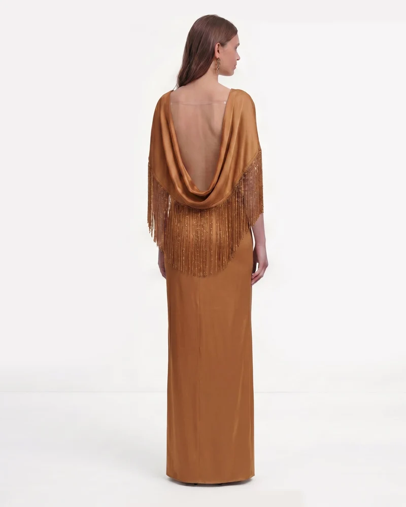 Robe longue en satin à cape et franges - Marron caramel