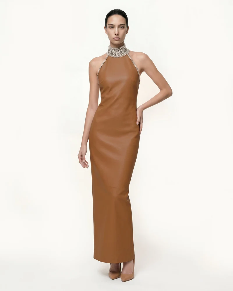 Robe longue dos nu à col montant ornée de bijoux - Marron caramel