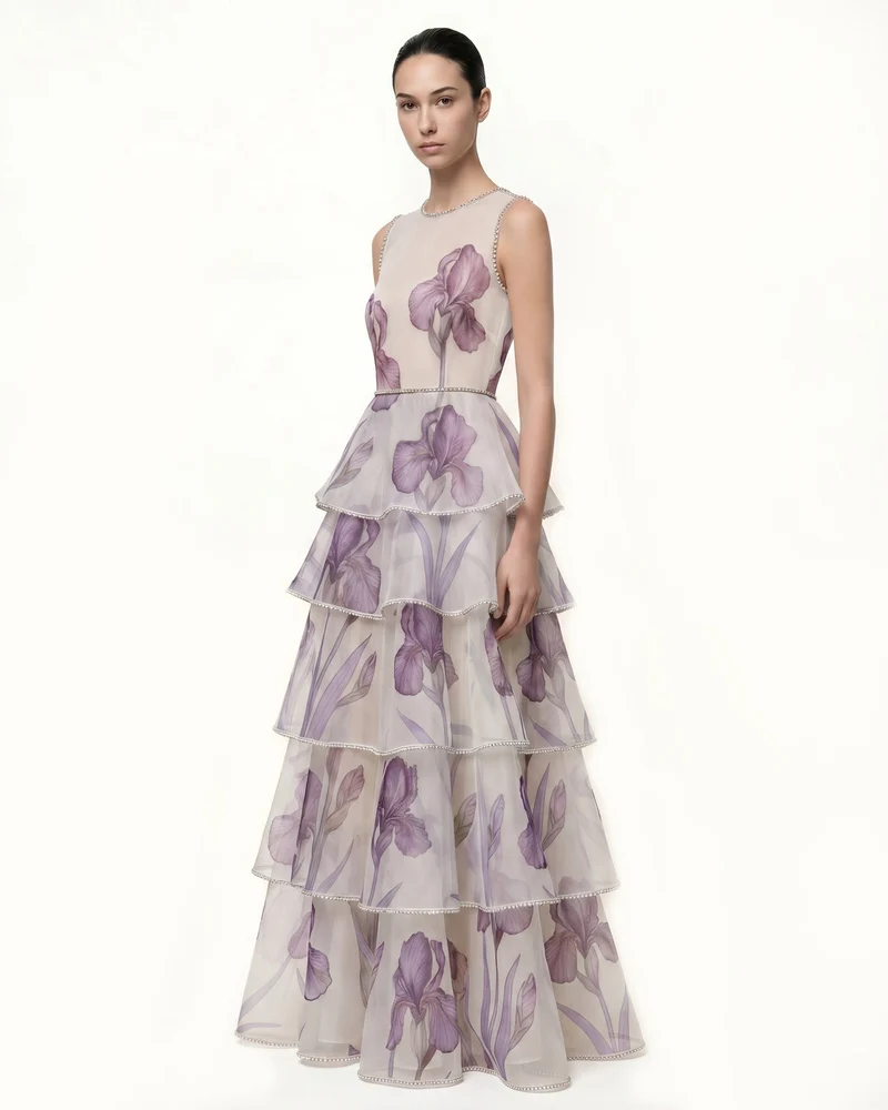 Robe Longue Organza Imprimé Iris à Volants Bordures Bijoux - Blanc/Violet