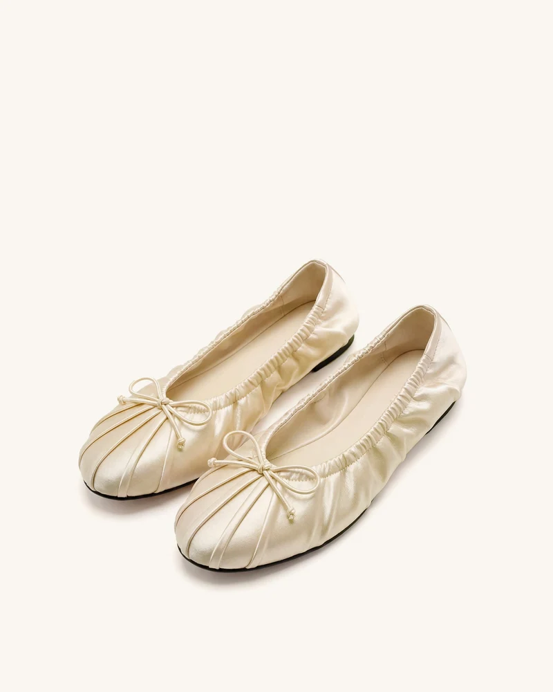 Solenne Ballerines en satin froncées à cordon de serrage - Beige