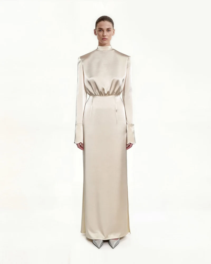 Robe longue ajustée à col montant en satin avec épaules structurées - Crème