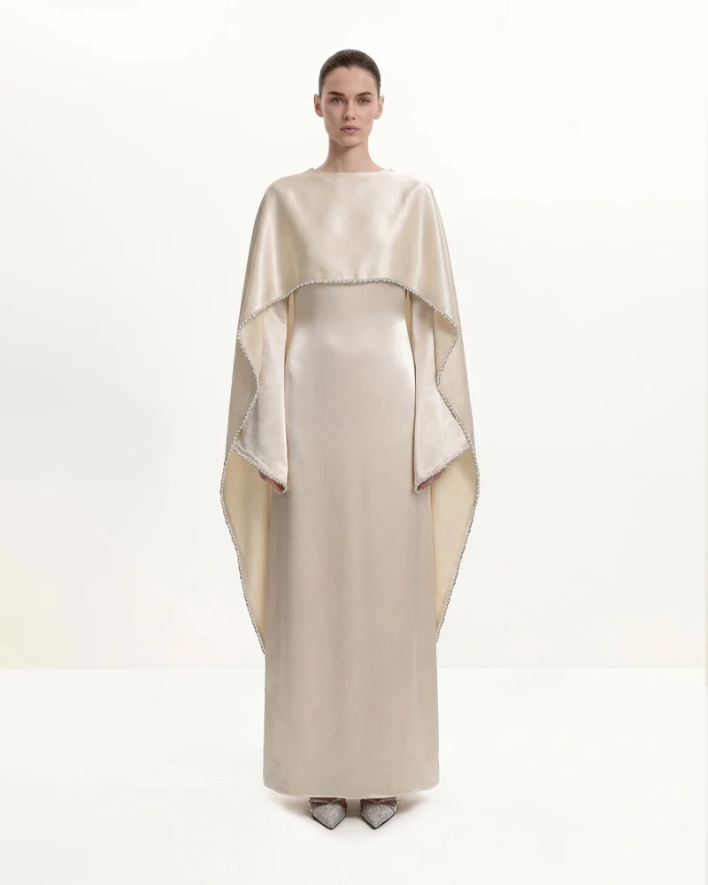 Robe longue de soirée 198 à col bateau, manches cape et finitions perlées - Crème