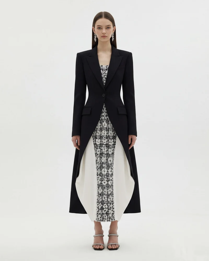 Blazer long structuré à revers pointus et coupe échancrée - Noir