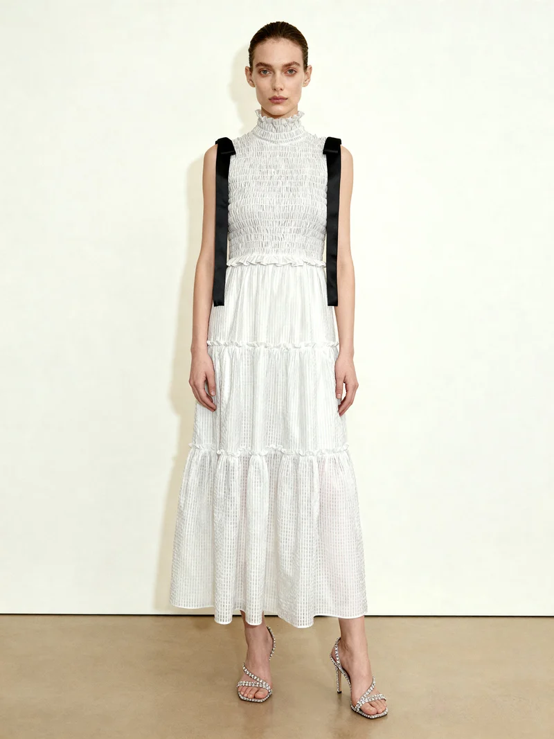 Robe longue smockée à trois volants, col montant et sans manches - Blanche
