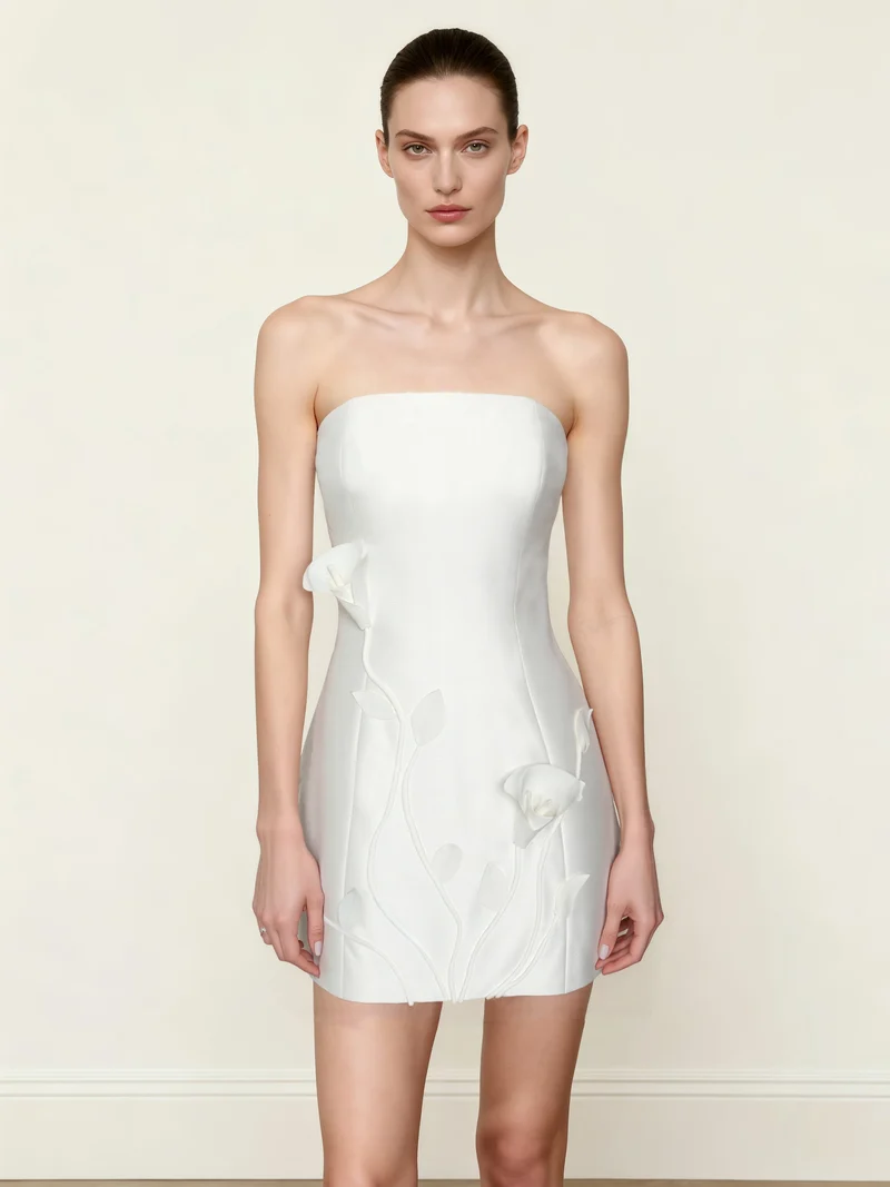 Mini-robe sans bretelles à motifs floraux vigne 3D – Blanc