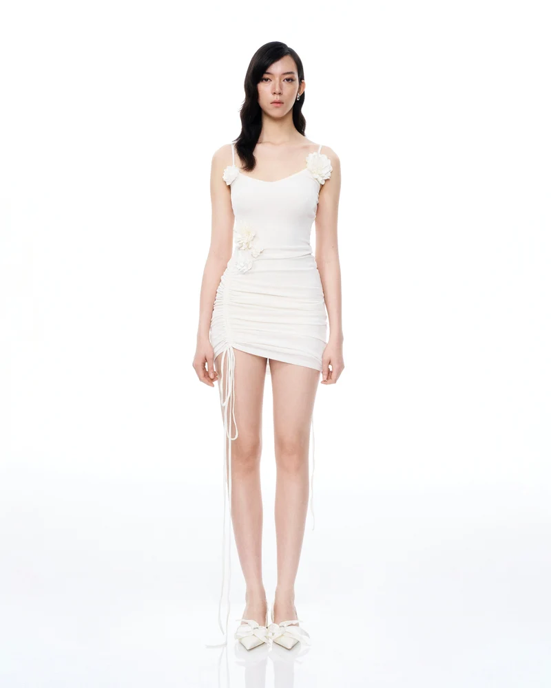 Robe courte plissée à fleurs 3D Luciana – Blanc