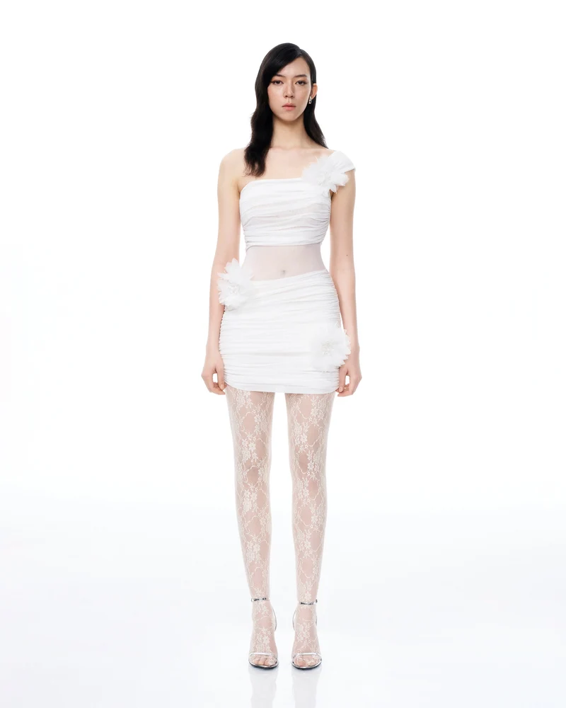 Robe courte Isidore à fleurs 3D et effet froissé – Blanc