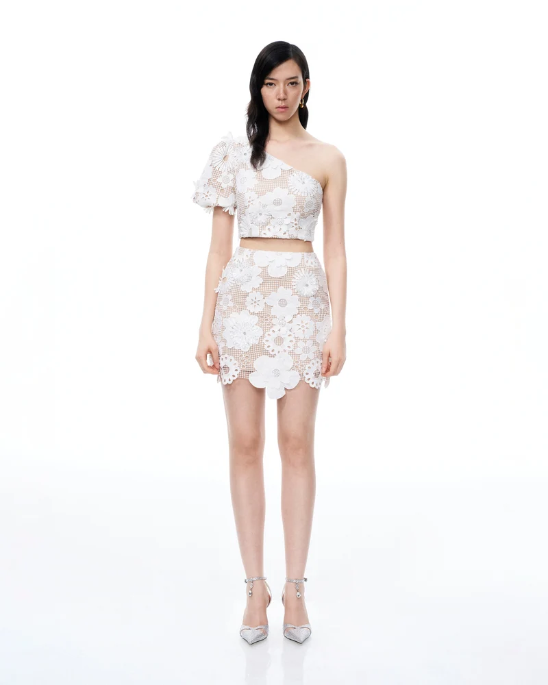 Tailleur robe en dentelle brodée Ophelia – Épaule unique – Blanc